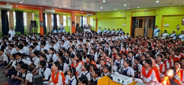 ছাত্ৰ-ছাত্ৰী দ্বাৰা একত্ৰিত স্বৰে পৰিবেশিত “বন্দে মাতৰম” গীত ছাত্ৰ-ছাত্ৰী দ্বাৰা একত্ৰিত স্বৰে পৰিবেশিত “বন্দে মাতৰম” গীত