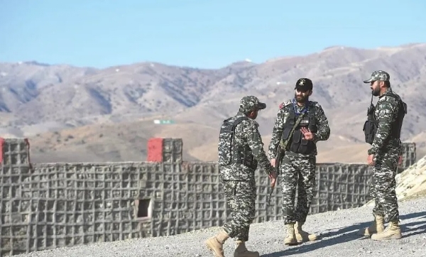 पाकिस्तान के सैनिक उत्तरी वजीरिस्तान के गुलाम खान गांव में अफगानिस्तान सीमा के पास पहरा देते। फोटो फाइल - इंटरनेट मीडिया पाकिस्तान के सैनिक उत्तरी वजीरिस्तान के गुलाम खान गांव में अफगानिस्तान सीमा के पास पहरा देते। फोटो फाइल - इंटरनेट मीडिया