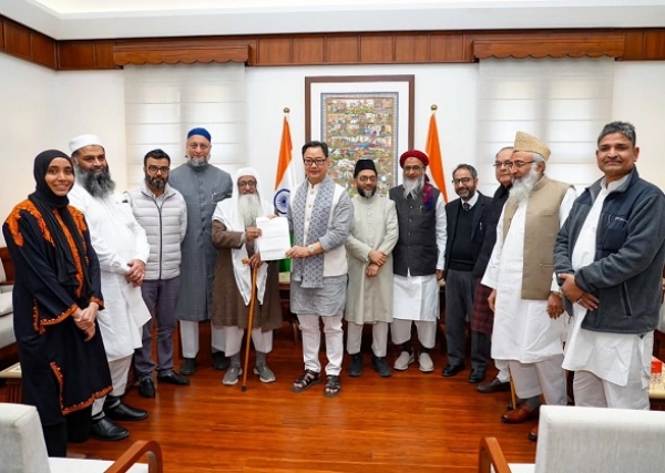 ऑल इंडिया मुस्लिम पर्सनल लॉ बोर्ड का प्रतिनिधिमंडल केंद्रीय अल्पसंख्यक मामलों के मंत्री किरेन रिजिजू से मुलाकात करते हुए ऑल इंडिया मुस्लिम पर्सनल लॉ बोर्ड का प्रतिनिधिमंडल केंद्रीय अल्पसंख्यक मामलों के मंत्री किरेन रिजिजू से मुलाकात करते हुए