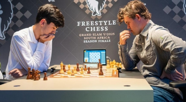 मैग्नस कार्लसन (दाएं) और जावोखिर सिंदारोव मैग्नस कार्लसन (दाएं) और जावोखिर सिंदारोव