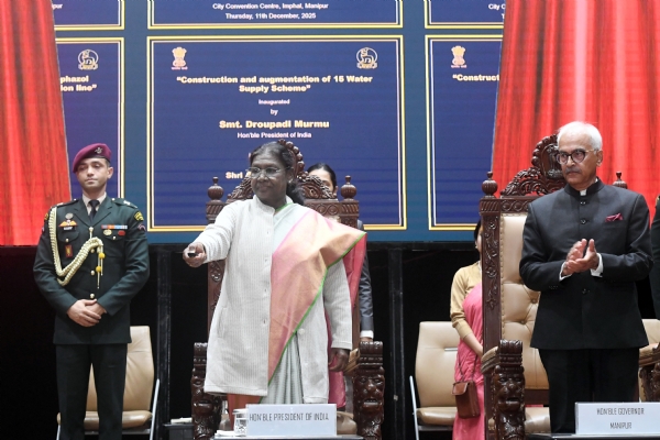राष्ट्रपति द्रौपदी मुर्मु गुरुवार को मणिपुर में आयोजित अभिनंदन समारोह में