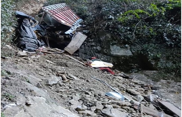 अरुणाचल प्रदेश में सड़क दुघर्टना में क्षतिग्रस्त ट्रक
