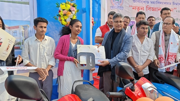 জাগীৰোডত মন্ত্ৰী পীযুষ হাজৰিকাৰ কেইবাটাও কাৰ্যসূচীত অংশগ্ৰহণ জাগীৰোডত মন্ত্ৰী পীযুষ হাজৰিকাৰ কেইবাটাও কাৰ্যসূচীত অংশগ্ৰহণ