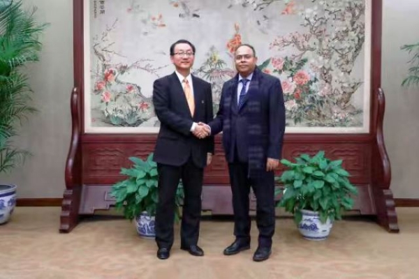 विदेश मंत्रालय में संयुक्त सचिव (पूर्वी एशिया) सुजीत घोष और चीनी विदेश मंत्रालय के एशियाई मामलों के विभाग के महानिदेशक लियू जिनसोंग विदेश मंत्रालय में संयुक्त सचिव (पूर्वी एशिया) सुजीत घोष और चीनी विदेश मंत्रालय के एशियाई मामलों के विभाग के महानिदेशक लियू जिनसोंग