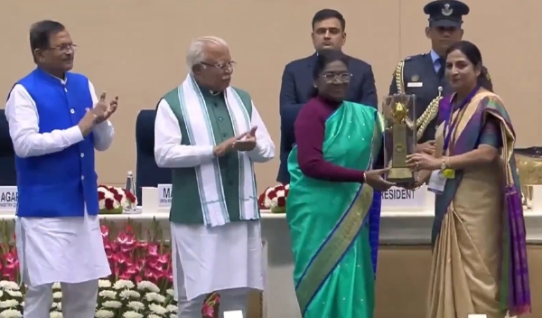 राष्ट्रपति द्रौपदी मुर्मु ने मप्र के गुना जिले के म्याना रेलवे स्टेशन को किया सम्मानित राष्ट्रपति द्रौपदी मुर्मु ने मप्र के गुना जिले के म्याना रेलवे स्टेशन को किया सम्मानित