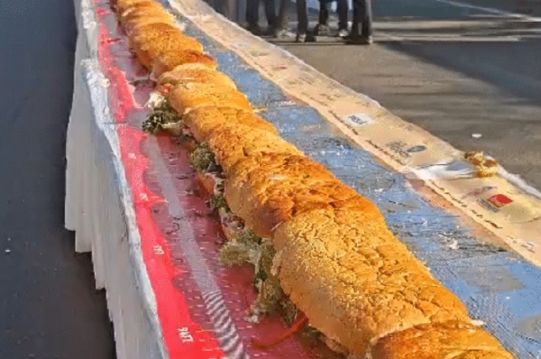 भोपाल के आईएचएम ने बनाया दुनिया का सबसे लंबा सैंडविच