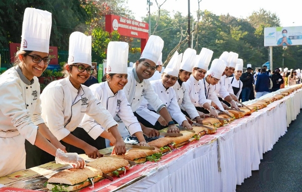 भोपाल के आईएचएम ने बनाया दुनिया का सबसे लंबा सैंडविच