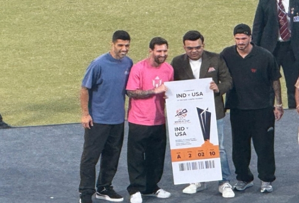 मेसी को टी20 वर्ल्ड कप टिकट, साइन की हुई जर्सी और बैट भेंट करते जय शाह मेसी को टी20 वर्ल्ड कप टिकट, साइन की हुई जर्सी और बैट भेंट करते जय शाह