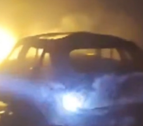 मथुरा जिले में यह हादसा आज सुबह दिल्ली-आगरा यमुना एक्सप्रेस-वे पर हुआ। फोटो - इंटरनेट मीडिया मथुरा जिले में यह हादसा आज सुबह दिल्ली-आगरा यमुना एक्सप्रेस-वे पर हुआ। फोटो - इंटरनेट मीडिया