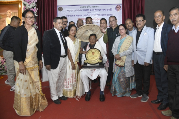 তেজপুৰত গাম্ভীৰ্যপূৰ্ণ অনুষ্ঠানত অৰ্জ্জুন ভোগেশ্বৰ বৰুৱাক প্ৰথমবাৰৰ বাবে অসমীয়া ক্লাবৰ সাহিত্য কাণ্ডাৰী পদ্মনাথ গোহাঞি সোঁৱৰণী বঁটা  প্ৰদান
