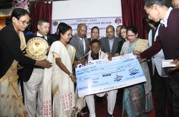 তেজপুৰত গাম্ভীৰ্যপূৰ্ণ অনুষ্ঠানত অৰ্জ্জুন ভোগেশ্বৰ বৰুৱাক প্ৰথমবাৰৰ বাবে অসমীয়া ক্লাবৰ সাহিত্য কাণ্ডাৰী পদ্মনাথ গোহাঞি সোঁৱৰণী বঁটা  প্ৰদান