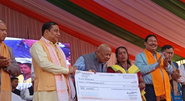 কোকৰাঝাৰৰ দোতমাত কেবিনেট মন্ত্ৰী জয়ন্ত মল্ল বৰুৱাৰ উপস্থিতিত মহিলা উদ্যমিতাৰ চেক বিতৰণ ।