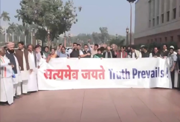 संसद भवन परिसर में प्रदर्शन करते विपक्षी सांसद