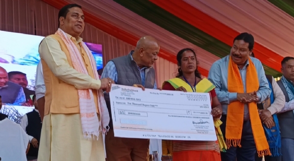 কোকৰাঝাৰৰ দোতমাত কেবিনেট মন্ত্ৰী জয়ন্ত মল্ল বৰুৱাৰ উপস্থিতিত মহিলা উদ্যমিতাৰ চেক বিতৰণ ।