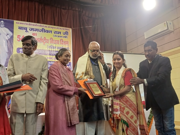 টিহুৰ নাগাৰা নামৰ পাঠিকা মধুস্মিতা ৰাজবংশীলৈ ৰাষ্ট্ৰীয় বঁটা টিহুৰ নাগাৰা নামৰ পাঠিকা মধুস্মিতা ৰাজবংশীলৈ ৰাষ্ট্ৰীয় বঁটা