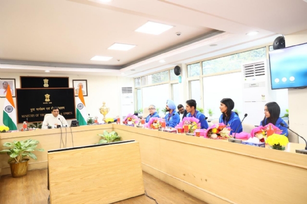 खेलमंत्री मनसुख मांडविया खिलाड़ियों से बात करते हुए