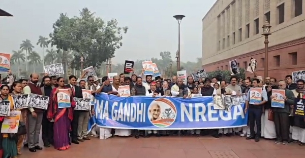 संसद भवन परिसर में विरोध करते इंडी गठबंधन के सांसद संसद भवन परिसर में विरोध करते इंडी गठबंधन के सांसद