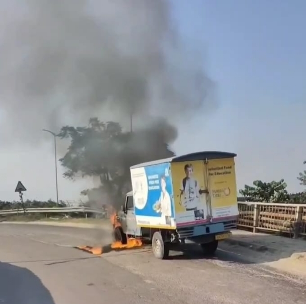 जालुकबाड़ी में विद्यालय के मध्याह्न भोजन वाहन में अचानक लगी आग जालुकबाड़ी में विद्यालय के मध्याह्न भोजन वाहन में अचानक लगी आग