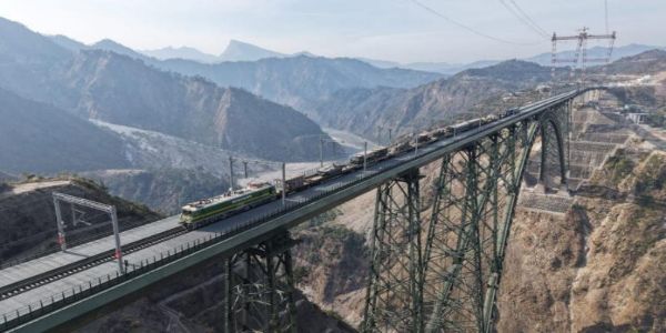 ভাৰতীয় সেনাৰ বিশেষ সামৰিক ৰে’লযোগে কাশ্মীৰ উপত্যকালৈ টেংক, আৰ্টিলাৰী, অভিযান্ত্ৰিক সা-সঁজুলি সফলভাৱে পৰিবহণ