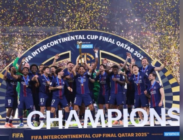 इंटरकांटिनेन्टल कप के साथ जश्न मनाते पीएसजी के खिलाड़ी इंटरकांटिनेन्टल कप के साथ जश्न मनाते पीएसजी के खिलाड़ी