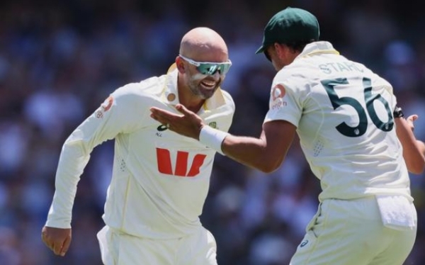 विकेट लेने की खुशी मनाते लियोन