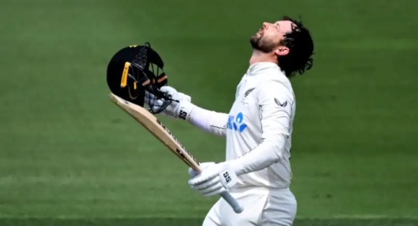 शतक लगाने के बाद जश्न मनाते डेवोन कॉनवे शतक लगाने के बाद जश्न मनाते डेवोन कॉनवे