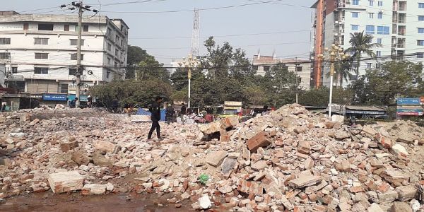 বাংলাদেশৰ বন্দৰবনত জ্বলাই দিলে প্ৰাক্তন মন্ত্ৰীৰ ঘৰ; ৰাজশাহীত আৱামি লীগৰ কাৰ্যালয় ধ্বংস