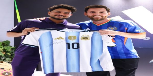 কুলদীপ যাদৱে লাভ কৰিলে কিংবদন্তি লিয়নেল মেছিৰ পৰা স্বাক্ষৰিত আৰ্জেণ্টিনা ফুটবল দলৰ জাৰ্চি