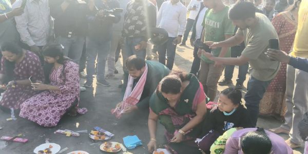 জুবিনক্ষেত্ৰত উপস্থিত বিধায়ক অখিল গগৈ, চাকি-ধূপ জ্বলাই সেৱা প্ৰাণৰ শিল্পীগৰাকীক