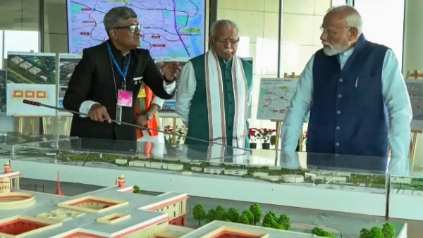 सेंट्रल विस्टा पुनर्विकास परियोजना की जानकारी लेते प्रधानमंत्री नरेन्द्र मोदी (फाइल फोटो) सेंट्रल विस्टा पुनर्विकास परियोजना की जानकारी लेते प्रधानमंत्री नरेन्द्र मोदी (फाइल फोटो)