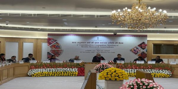 বস্ত্ৰ উদ্যোগে বিশ্বৰ বজাৰত থাকিবলৈ প্ৰযুক্তিগত সামৰ্থ্য বৃদ্ধি কৰিব লাগিব - গিৰিৰাজ সিং