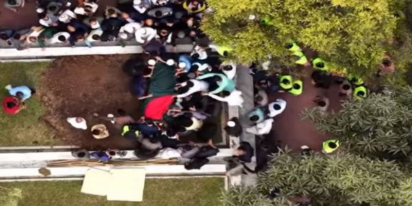 বাংলাদেশত কবি কাজী নজৰুল ইছলামৰ কবৰৰ কাষত সমাধিস্থ হাদী