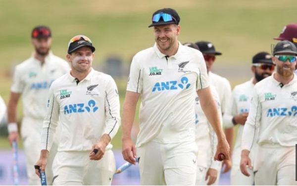 जीत दर्ज करने के बाद पवेलियन लौटती न्यूजीलैंड की टीम