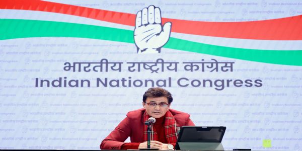 ৰে’ল যাত্ৰীৰ ভাড়া বৃদ্ধিৰ বিৰুদ্ধে কংগ্ৰেছৰ আক্ৰমণ