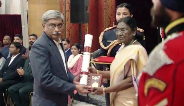 राष्ट्रपति द्रौपदी मुर्मु मंगलवार को राष्ट्रीय विज्ञान पुरस्कार प्रदान करते हुए