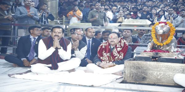 কেন্দ্ৰীয় মন্ত্ৰী নড্ডাৰ শয়ন আৰতিৰ সময়ত মহাকালেশ্বৰ মন্দিৰ দৰ্শন