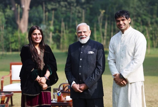 प्रधानमंत्री नरेन्द्र मोदी से मुलाकात के दौरान नीरज चोपड़ा और उनकी पत्नी