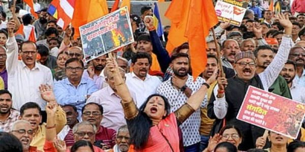 বাংলাদেশত হিন্দুসকলৰ ওপৰত চলি থকা অত্যাচাৰৰ প্ৰতিবাদত বংগৰ স্থল বন্দৰত হিংসাত্মক প্ৰতিবাদ