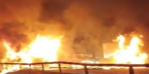 কৰ্ণাটকৰ চিত্ৰদুৰ্গাত ল’ৰিৰ সৈতে সংঘৰ্ষত জ্বলিল বাছ; জীৱন্তে অগ্নিদগ্ধ ৯ জন যাত্ৰী