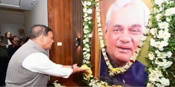 অটল বিহাৰী বাজপেয়ীৰ জন্ম জয়ন্তীত মুখ্যমন্ত্ৰীৰ শ্ৰদ্ধাঞ্জলি