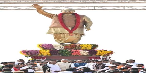অন্ধ্ৰ প্ৰদেশৰ অমৰাৱতীত প্ৰাক্তন প্ৰধানমন্ত্ৰী অটল বিহাৰী বাজপেয়ীৰ প্ৰতিমূৰ্তি উন্মোচন