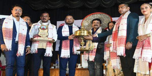 তেজপুৰত কণ্ঠশিল্পী পংকজ বৰদলৈ বঁটা প্ৰদান শিল্পী দিগন্ত ভাৰতীলৈ