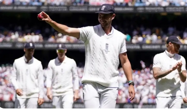 दर्शकों का अभिवादन करते 5 विकेट लेने वाले जोश टंग