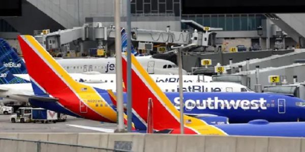 আমেৰিকাত তুষাৰপাতৰ ফলত ১১০০খন বিমান বাতিল হৈছে