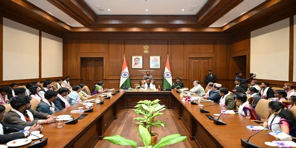 অষ্টলক্ষ্মী দৰ্শন যুৱ বিনিময় কাৰ্যসূচীত অংশগ্ৰহণ কৰা যুৱক-যুৱতীসকলৰ সৈতে ৰাজ্যপালৰ মত বিনিময়