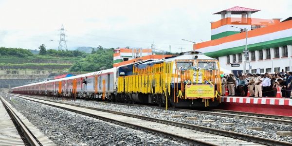 ২০২৫ চনত উত্তৰ-পূৰ্ব সীমান্ত ৰেলৱেত একাধিক নতুন ৰে’ল সেৱাৰ প্ৰৱৰ্তন