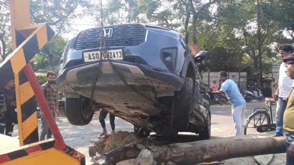 ৰঙিয়াৰ ২৭ নং ৰাষ্ট্ৰীয় ঘাইপথৰ উদিয়ানাত ভয়ংকৰ পথ দুৰ্ঘটনা ৰঙিয়াৰ ২৭ নং ৰাষ্ট্ৰীয় ঘাইপথৰ উদিয়ানাত ভয়ংকৰ পথ দুৰ্ঘটনা