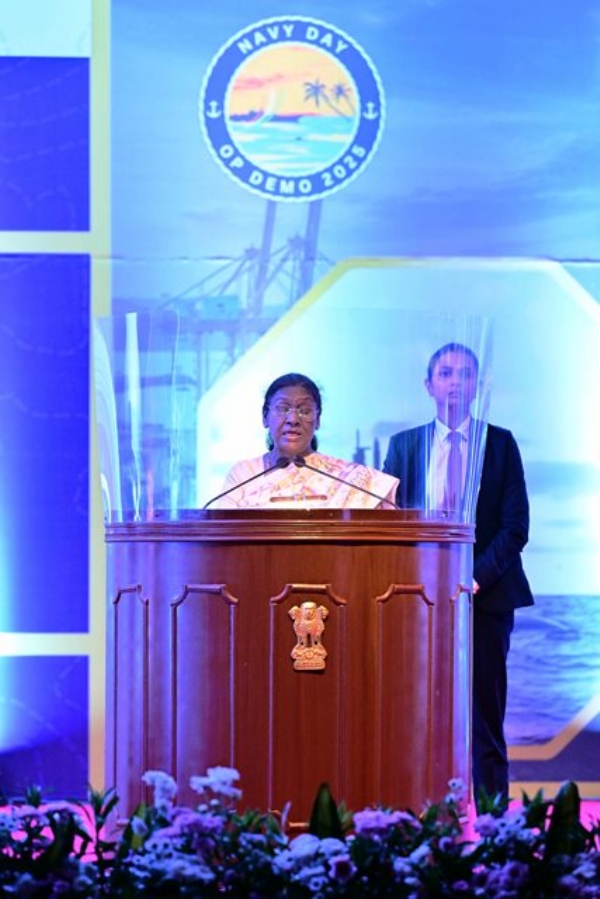 राष्ट्रपति द्रौपदी मुर्मु बुधवार को केरल के थिरुवनंतपुरम में नौसेना दिवस-2025 के मुख्य समारोह को संबोधित करते हुए राष्ट्रपति द्रौपदी मुर्मु बुधवार को केरल के थिरुवनंतपुरम में नौसेना दिवस-2025 के मुख्य समारोह को संबोधित करते हुए