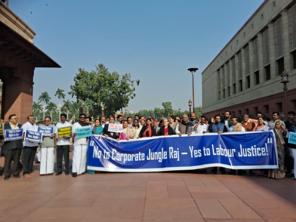 संसद भवन के मकर द्वार के पास प्रदर्शन करते इंडी गठबंधन के नेता संसद भवन के मकर द्वार के पास प्रदर्शन करते इंडी गठबंधन के नेता