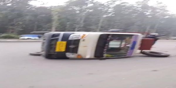 বকোত মুখ্যমন্ত্ৰীৰ সভাত মানুহ কঢ়িয়াই নিয়া বাহন দুৰ্ঘটনাত পতিত